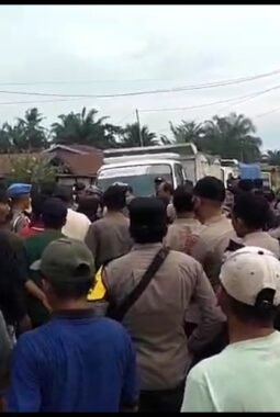 Warga Langkat Duduk Bershalawat di Tengah Jalan, Blokir Jalan Tuntut Aspal 3,5 Km