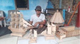 Zulfansyah bersama miniatur kapal dan lampion kayu produksi Rumah Pengrajin Bahagia di Deli Serdang. Foto: Dokumentasi Tim PKM Politeknik Negeri Medan
