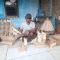Zulfansyah bersama miniatur kapal dan lampion kayu produksi Rumah Pengrajin Bahagia di Deli Serdang. Foto: Dokumentasi Tim PKM Politeknik Negeri Medan