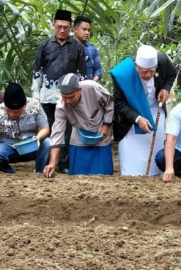 Lom Lom Suwondo Dorong Pondok Pesantren Al-Hidayah di Kutalimbaru Kembangkan Bawang Merah