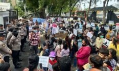 Ratusan Massa Rohingya Unjuk Rasa di DPRD Sumut, Minta Kepastian Pemukiman