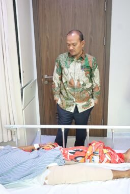 Wali Kota Mahyaruddin Salim Jenguk Pekerja Dinas LH Alami Kecelakaan Kerja Tersengat Arus Listrik di RS Siloam Medan