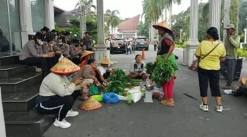 SEPASI Demo Balai Kota Pematangsiantar Tuntuk Tuntaskan Konflik Agraria Kelurahan Gurilla