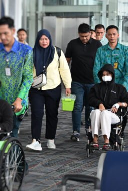 Kawal Pemulihan Fisik dan Mental, Gubernur Bobby Nasution Berangkatkan Siswi Korban MBG Karo ke RSCM Jakarta