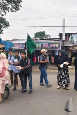 HMI Mandailing Natal Gelar Aksi Sosial Bagi-bagi Masker di Tengah Kabut Asap