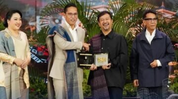 Rico Waas Ajak Generasi Muda Lestarikan Ulos di Medan Fashion & Culture Festival 2026