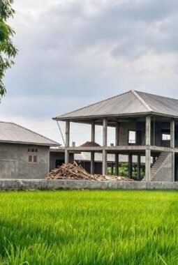 Diduga Tidak Memiliki PBG, Bangunan Ini Telah Berdiri di Tengah Sawah Produktif Selama 2 Tahun