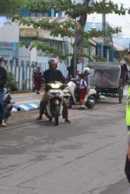 Kapolresta Deli Serdang Hadir Ditengah Masyarakat untuk Atur Lalu Lintas Jaga Kelancaran Arus Kendaraan dan Keselamatan Pelajar