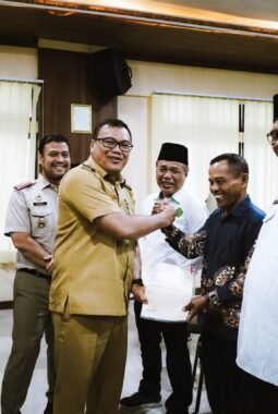 Perkuat Kepastian Hukum, Delapan Sertifikat Tanah Wakaf di Deli Serdang Diserahkan