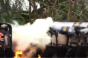 Foto : Aksi Tim Personil Polsek Belawan disaat menahan serangan bom molotov dari penggarap. 