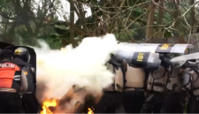 Foto : Aksi Tim Personil Polsek Belawan disaat menahan serangan bom molotov dari penggarap.