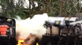 Foto : Aksi Tim Personil Polsek Belawan disaat menahan serangan bom molotov dari penggarap. 