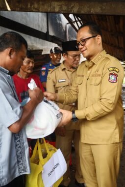 Wakil Wali Kota Tanjungbalai Serahkan Bantuan Untuk Korban Kebakaran di Kelurahan Sirantau