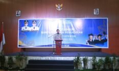 Rico Waas Serahkan Bantuan Biaya Pendidikan Untuk 214 Mahasiswa