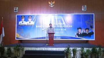 Rico Waas Serahkan Bantuan Biaya Pendidikan Untuk 214 Mahasiswa
