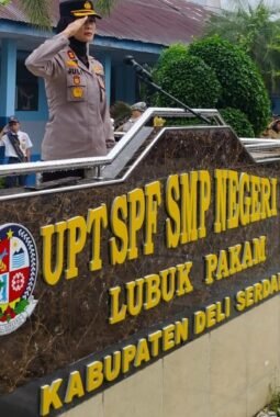 Wakapolresta Deli Serdang Jadi Irup Upacara di SMPN 1 Lubuk Pakam
