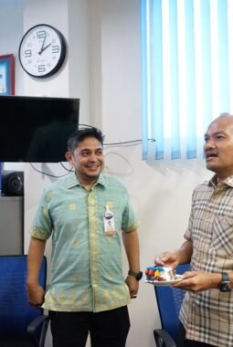 Wali Kota Mahyaruddin Salim Beri Kejutan Ultah ke-46 Kacab Bank Sumut Tanjungbalai