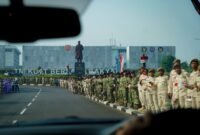 Sejumlah prajurit Tentara Nasional Indonesia (TNI) berbaris rapi menyambut peringatan Hari Ulang Tahun (HUT) ke-81 TNI di Markas Besar (Mabes) TNI Cilangkap, Jakarta Timur, Senin (5102026). (Foto Dunia Meutya)