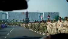 Sejumlah prajurit Tentara Nasional Indonesia (TNI) berbaris rapi menyambut peringatan Hari Ulang Tahun (HUT) ke-81 TNI di Markas Besar (Mabes) TNI Cilangkap, Jakarta Timur, Senin (5102026). (Foto Dunia Meutya)
