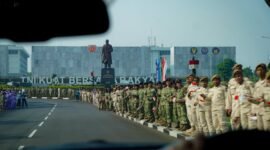 Sejumlah prajurit Tentara Nasional Indonesia (TNI) berbaris rapi menyambut peringatan Hari Ulang Tahun (HUT) ke-81 TNI di Markas Besar (Mabes) TNI Cilangkap, Jakarta Timur, Senin (5102026). (Foto Dunia Meutya)