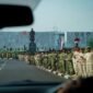 Sejumlah prajurit Tentara Nasional Indonesia (TNI) berbaris rapi menyambut peringatan Hari Ulang Tahun (HUT) ke-81 TNI di Markas Besar (Mabes) TNI Cilangkap, Jakarta Timur, Senin (5102026). (Foto Dunia Meutya)